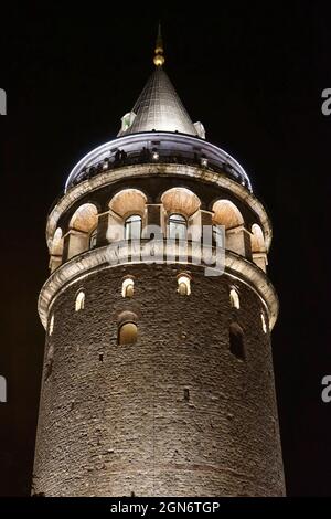 Historischer Galata-Turm gegen den Nachthimmel in Istanbul, Türkei Stockfoto