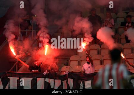 KRAKAU, POLEN - 01. AUGUST 2021: Spiel der polnischen Fußballliga Krakau Krakau - Slask Breslau, Krakau Fans mit Flare Stockfoto