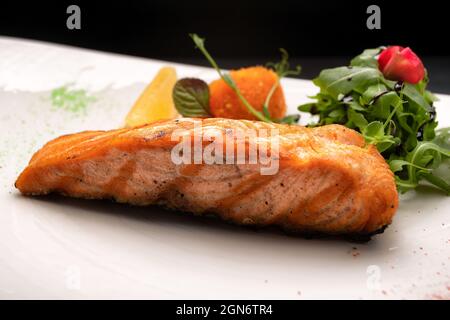 Gebratenes Lachssteak mit Kräutern und Zitrone Stockfoto