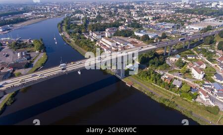 CAEN, FRANKREICH-SEPTEMBER 2021: Viaduc de Calix am Kanal von caen. Die größte Brücke in Caen, eine wichtige Straße für Autos. Ein Foto von der Drohne, in Stockfoto