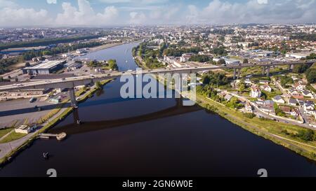 CAEN, FRANKREICH-SEPTEMBER 2021: Viaduc de Calix am Kanal von caen. Die größte Brücke in Caen, eine wichtige Straße für Autos. Ein Foto von der Drohne, in Stockfoto