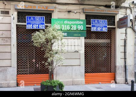 VALENCIA, SPANIEN - 21. SEPTEMBER 2021: Verkaufsfläche wegen der Coronavirus-Krise zur Miete. CBRE und La Seu Real State Stockfoto