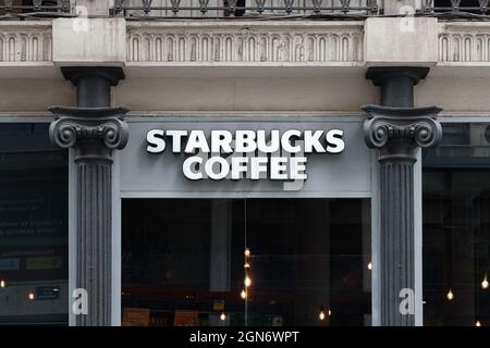 VALENCIA, SPANIEN - 21. SEPTEMBER 2021: Starbucks Corporation ist eine multinationale amerikanische Kaffeehauskette mit Sitz in Seattle Stockfoto