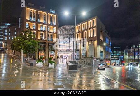 Blick von außen bei Nacht auf das neue Einkaufs- und Unterhaltungszentrum des St. James Quarter in Edinburgh, Schottland, Großbritannien Stockfoto