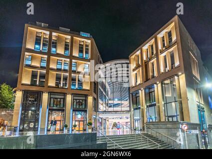 Blick von außen bei Nacht auf das neue Einkaufs- und Unterhaltungszentrum des St. James Quarter in Edinburgh, Schottland, Großbritannien Stockfoto