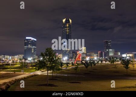 Oklahoma City, Oklahoma, USA - 15. April 2021: Blick auf die Skyline der Innenstadt vom Scissortail Park aus Stockfoto