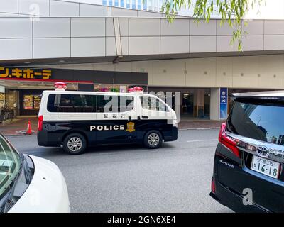 Tokio, Japan - 19. November 2019: Japanischer Polizeiwagen eilt durch die Straße in Tokio Stockfoto