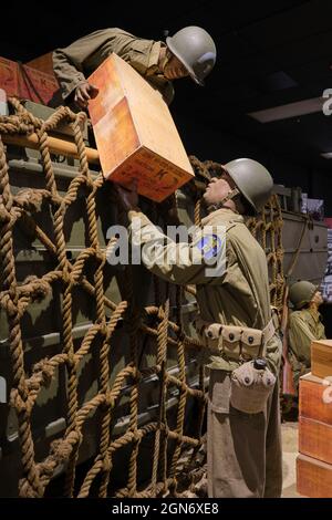 Detail der Entladung von Krationen in einem Diorama mit einem der Transportboote aus dem D-Day des Zweiten Weltkriegs. Im Quartermaster Army Museum in Fort Lee, Virg Stockfoto