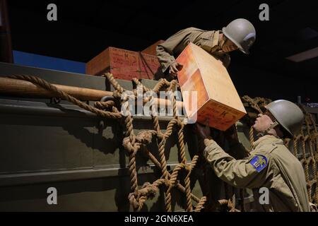 Detail der Entladung von Krationen in einem Diorama mit einem der Transportboote aus dem D-Day des Zweiten Weltkriegs. Im Quartermaster Army Museum in Fort Lee, Virg Stockfoto