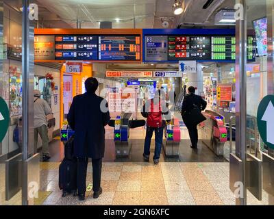 Tokio, Japan - 17. November 2019: Passieren Sie die Ticketschalter für die Tokyo Metro Stockfoto