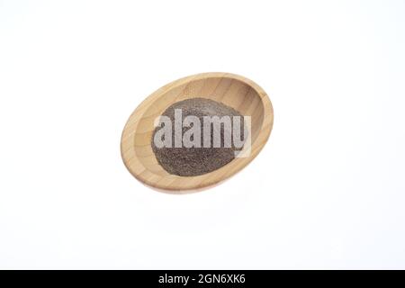 Gemahlener Pfeffer auf einer Holzschüssel vor weißem Hintergrund. Essen. Stockfoto