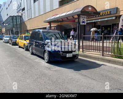 Tokio, Japan - 23. November 2019: Japanisches Taxi Toyota JPN Taxi mit Tokyo Olympic 2020 Logo auf dem Taxi Stockfoto