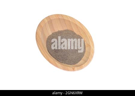 Gemahlener Pfeffer auf einer Holzschüssel vor weißem Hintergrund. Essen. Stockfoto