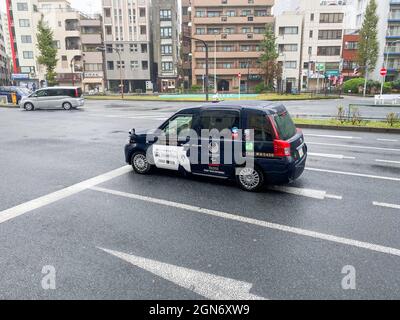 Tokio, Japan - 23. November 2019: Japanisches Taxi Toyota JPN Taxi mit Tokyo Olympic 2020 Logo auf dem Taxi Stockfoto