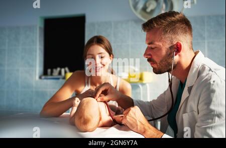 Kinderarzt Arzt untersucht Baby. Gesundheitswesen, Menschen, Untersuchungskonzept Stockfoto