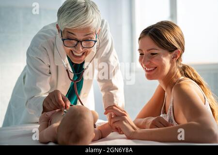 Pädiatrie Arzt untersucht kleines Baby. Gesundheitswesen, medizinische Untersuchung, Menschen Konzept Stockfoto