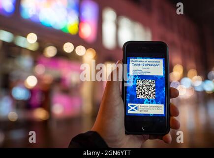 Nachbau eines möglichen Covid-19-Impfpasses der schottischen Regierung in Glasgow, Schottland, Großbritannien Stockfoto