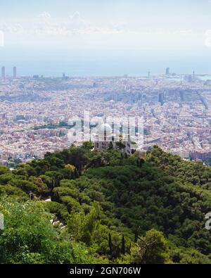 Schöner Weitblick auf die Skyline von Barcelona an einem sonnigen Tag Stockfoto