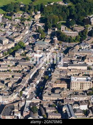 Eine Luftaufnahme der Marktstadt und des regionalen Zentrums, von Skipton, North Yorkshire, Nordengland, Großbritannien, zeigt die Hauptstraße und das Stadtzentrum Stockfoto