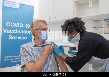 REDAKTIONELLE VERWENDUNG NUR Paul Carter, 75, aus Middleton, Leeds, ist einer der ersten Menschen, der die Covid-19-Auffrischungsimpfung auf der Hauptstraße im Superdrug, Merrion Center in Leeds, erhalten hat. Bilddatum: Donnerstag, 23. September 2021. Stockfoto