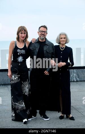 San Sebastian, Spanien. September 2021. Almudena Amor, Vera Valdez, Paco Plaza besuchten am 23. September 2021 im Kursaal Palace in Donostia/San Sebastian, Spanien, die „Großmutter“ Photocall während des 69. San Sebastian International Film Festival. Quelle: MPG/Alamy Live News Stockfoto