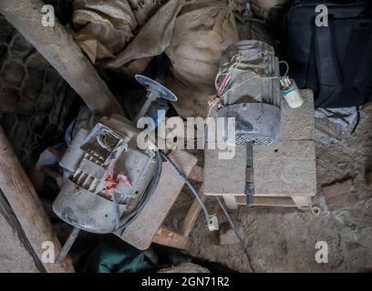 Nairobi, Kenia. September 2021. Modifizierte Elektromotoren und Schneidscheiben werden bei der Herstellung von Knochenhandwerk in Afrika verwendet.Knochenhandwerk in den Slums von Kibera, Nairobi.Eine Gruppe von Handwerkern des African Bone Craft in den Slums von Kibera in Nairobi verwendet recycelte Tierknochen, Hörner und Messingmetalle, um handgemachten Schmuck und Dekorationen zu kreieren, die später an Einheimische und Touristen verkauft werden, die manchmal die Werkstatt besuchen würden. Die African Bones begannen 2006 mit einer Gesamtzahl von 17 Gruppenmitgliedern, die beide vom Handwerksbetrieb abhängig sind, um ihren Lebensunterhalt zu verdienen. Sie haben trotz der Herausforderungen an das Geschäft festgehalten Stockfoto