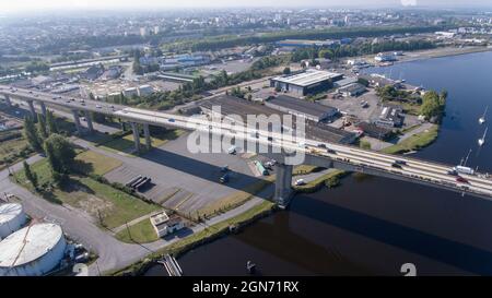 CAEN, FRANKREICH-SEPTEMBER 2021: Viaduc de Calix am Kanal von caen. Die größte Brücke in Caen, eine wichtige Straße E46 für Autos. Ein Foto von der Drohne, Stockfoto