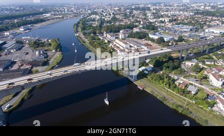 CAEN, FRANKREICH-SEPTEMBER 2021: Viaduc de Calix am Kanal von caen. Die größte Brücke in Caen, eine wichtige Straße E46 für Autos. Ein Foto von der Drohne, Stockfoto