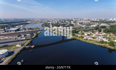 CAEN, FRANKREICH-SEPTEMBER 2021: Viaduc de Calix am Kanal von caen. Die größte Brücke in Caen, eine wichtige Straße E46 für Autos. Ein Foto von der Drohne, Stockfoto