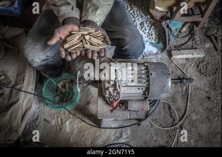 Nairobi, Kenia. September 2021. Ein Arbeiter des African Bone Craft verwendet einen modifizierten Elektromotor und eine Schneidscheibe, während er handgefertigte Leute kreiert.Eine Gruppe von Handwerkern des African Bone Craft in Nairobis Kibera-Slums verwendet recycelte Tierknochen, Hörner und Messingmetalle, um handgemachten Schmuck und Dekorationen zu kreieren, die später an Einheimische und Touristen verkauft werden, die manchmal die Werkstatt besuchen würden. Die African Bones begannen 2006 mit einer Gesamtzahl von 17 Gruppenmitgliedern, die beide vom Handwerksbetrieb abhängig sind, um ihren Lebensunterhalt zu verdienen. Sie haben trotz der Herausforderungen an das Geschäft festgehalten Stockfoto