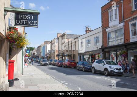 Blick auf die High Street in Glastonbury, Somerset in Großbritannien Stockfoto