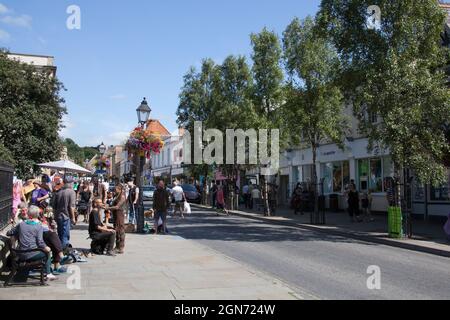 Ansichten von Menschen auf der High Street in Glastonbury, Somerset in Großbritannien Stockfoto