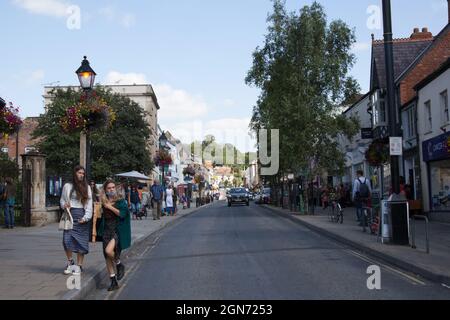 Ansichten von Menschen auf der High Street in Glastonbury, Somerset in Großbritannien Stockfoto