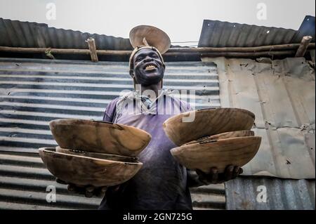 Nairobi, Kenia. September 2021. Robert Otieno (35) hält seine handgefertigten Schalen, die mit recyceltem Knochenschmuck entworfen wurden, in ihrer Werkstatt in den Slums von Kibera in Nairobi.Eine Gruppe von Handwerkern des African Bone Craft in den Slums von Nairobi verwendet recycelte Tierknochen, Hörner und Messingmetalle, um handgemachten Schmuck und Dekorationen zu kreieren, die später an Einheimische und Touristen verkauft werden, die manchmal die Werkstatt besuchen würden. Die African Bones begannen 2006 mit einer Gesamtzahl von 17 Gruppenmitgliedern, die beide vom Handwerksbetrieb abhängig sind, um ihren Lebensunterhalt zu verdienen. Sie haben trotz Cha auf dem Geschäft beharrt Stockfoto