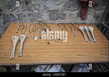 Nairobi, Kenia. September 2021. Im African Bones Craft in den Slums von Kibera, Nairobi, wurde handgefertigter Schmuck hergestellt und entworfen.Eine Gruppe von Kunsthandwerkern des African Bone Craft in den Slums von Nairobi in Kibera verwendet recycelte Tierknochen, Hörner und Messingmetalle, um handgemachten Schmuck und Dekorationen zu kreieren, die später an Einheimische und Touristen verkauft werden, die manchmal die Werkstatt besuchen würden. Die African Bones begannen 2006 mit einer Gesamtzahl von 17 Gruppenmitgliedern, die beide vom Handwerksbetrieb abhängig sind, um ihren Lebensunterhalt zu verdienen. Trotz der Herausforderungen, denen sich die jüngste Zeit gegenübersah, haben sie weiterhin an der Geschäftstätigkeit festgehalten Stockfoto