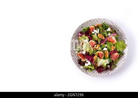Feigen-Salat mit Käse und Walnüssen isoliert auf weißem Hintergrund Stockfoto