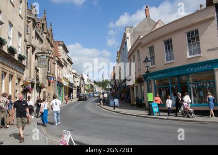 Blick auf die Einkaufsbummel auf der High Street in Glastonbury, Somerset, Großbritannien Stockfoto