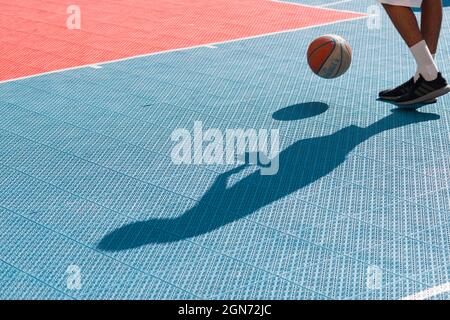 Yong man spielt Basketball auf dem Platz Stockfoto