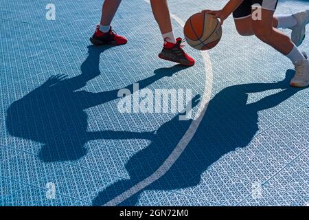 Yong man spielt Basketball auf dem Platz Stockfoto