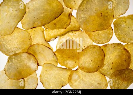 Hintergrund von Kartoffelchips in Transparenz isoliert auf weiß gesehen Stockfoto