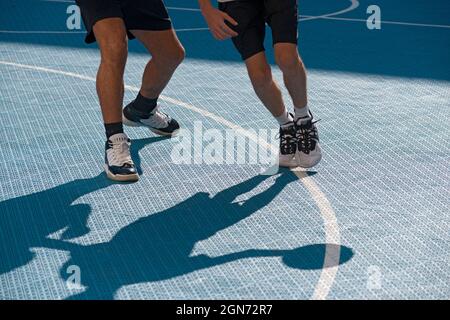 Yong man spielt Basketball auf dem Platz Stockfoto