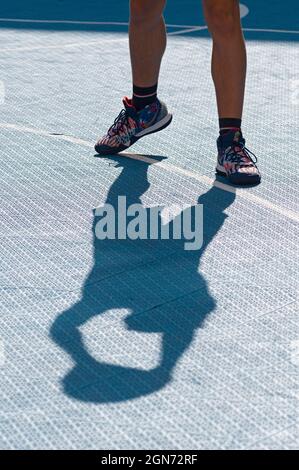 Yong man spielt Basketball auf dem Platz Stockfoto