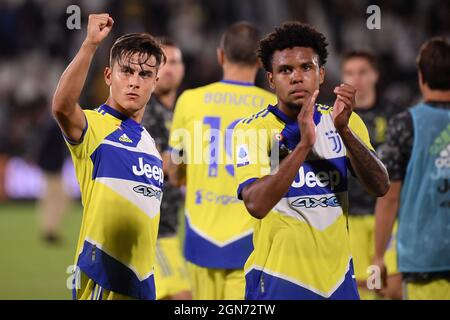 Paulo Dybala und Weston McKennie vom FC Juventus feiern am Ende der Serie Ein Fußballspiel zwischen Spezia Calcio und dem FC Juventus im Alberto Picco-Stadion in La Spezia (Italien), 22. September 2021. Foto Federico Tardito / Insidefoto Stockfoto