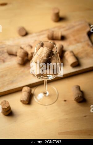 Ein Haufen Weinkorken im Glas auf einem Holztisch Stockfoto