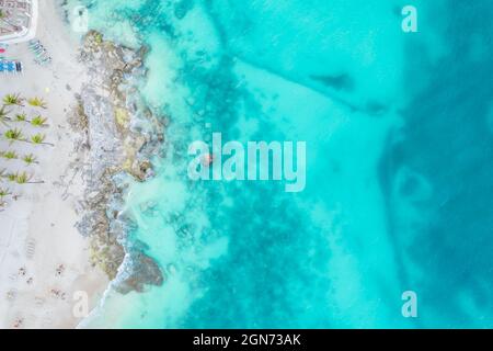 Luftaufnahme von Sandstrand und Meer mit kleinen Wellen in Cancun, Mexiko. Draufsicht von der Drohne. Playa Caracol an der Riviera Maya in Quintana Roo Stockfoto