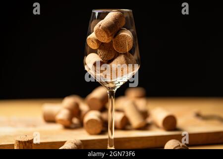 Ein Haufen Weinkorken im Glas auf einem Holztisch Stockfoto