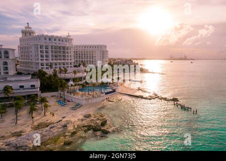 Cancun, Mexiko - 17. September 2021: Blick auf das wunderschöne Hotel Riu Palace Las Americas in der Hotelzone von Cancun. Riviera Maya Region in Quintana Roo Stockfoto