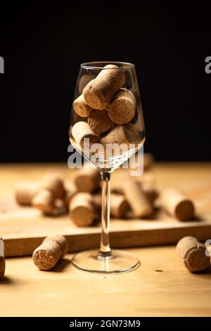 Ein Haufen Weinkorken im Glas auf einem Holztisch Stockfoto