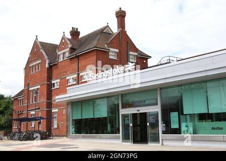 Der britische Bahnhof in Basingstoke, Hampshire in England. Stockfoto