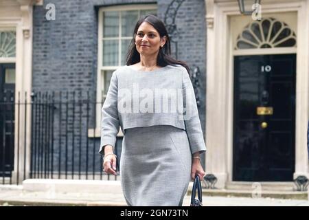 Aktenfoto vom 15/09/21 des Innenministers Priti Patel, der die Nummer 10 Downing Street, London verlässt. Forderungen nach einer Untersuchung des „seriellen Täters“ Priti Patel wegen eines angeblichen Verstoßes gegen das Ministerialgesetz wurden vom Minister des Kabinetts Steve Barclay abgewiesen. Stockfoto